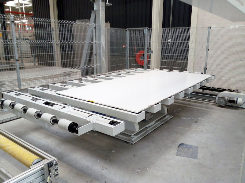 Rotating roller conveyor for marble slabs, granite and engineered stone
